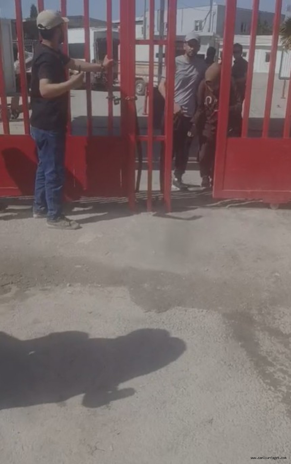 Akçakale’de Geçim Tepkisi: Kendini Zincirledi
