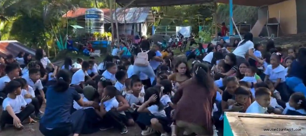 Filipinler’de 7.8 Büyüklüğündeki Deprem Çocuklara Korku Dolu Anlar Yaşattı