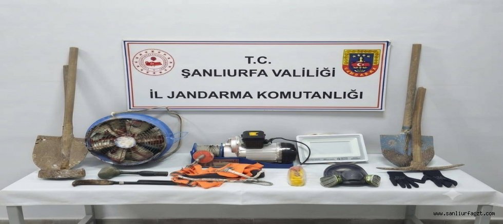 Evde 25 Metrelik Define Çukuru Kazdılar