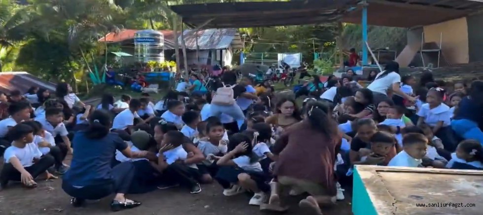 Filipinler’de 7.8 Büyüklüğündeki Deprem Çocuklara Korku Dolu Anlar Yaşattı