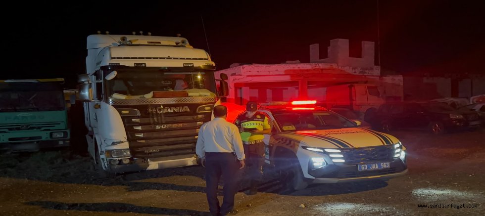Şanlıurfa İl Jandarma Komutanlığı ekipleri, “Başka Bir Araca Tescilli Plakayı Takmak veya Kullanmak” olayına yönelik çalışma gerçekleştirdi.